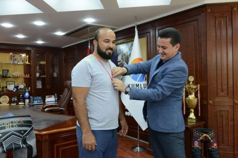 Kumluca Belediye Başkanı Mustafa Köleoğlu, başpehlivan Orhan Okulu