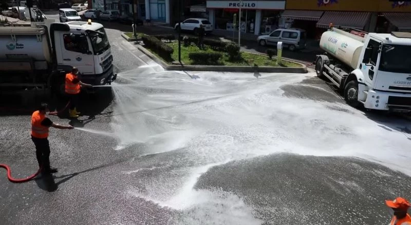 Sokakları baştan aşağı yıkadılar
