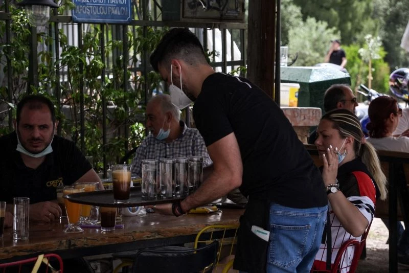 Yunanistan’da kafe ve restoranların dış mekanları açıldı
