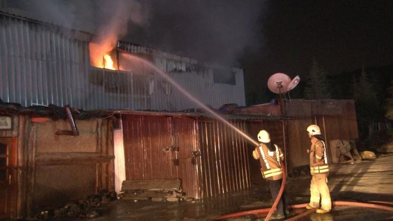 Arnavutköy’de izolasyon malzemeleri üretimi yapılan fabrikada yangın
