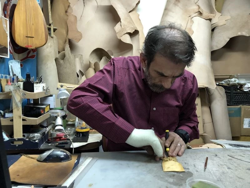 34 yıldır deriyi sanata dönüştürüyor
