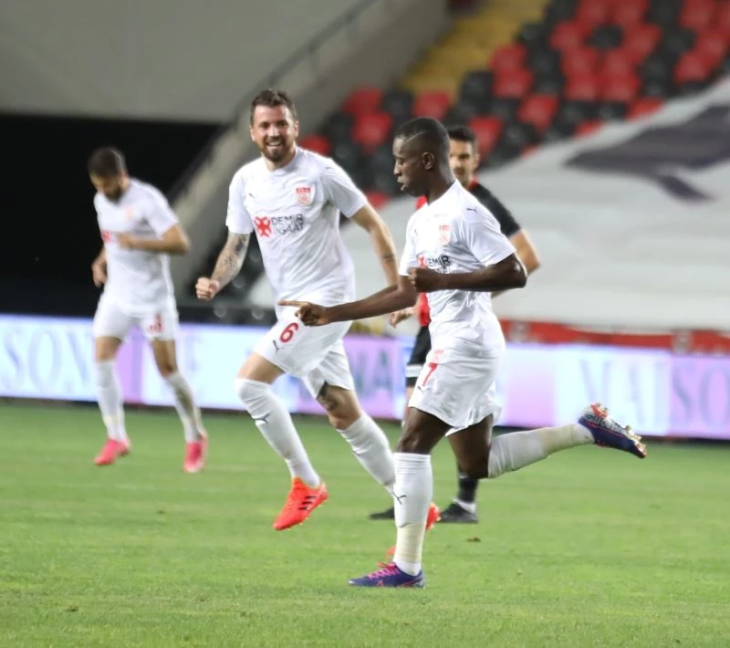 Max Gradel 10. golünü atmanın sevincini yaşadı

