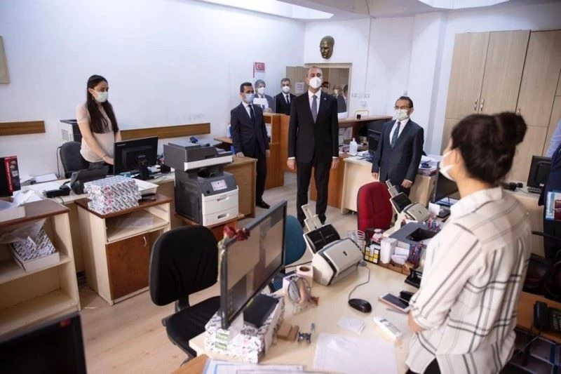Bakan Gül’den Ankara Adliyesinde salgın tedbirlerini inceledi
