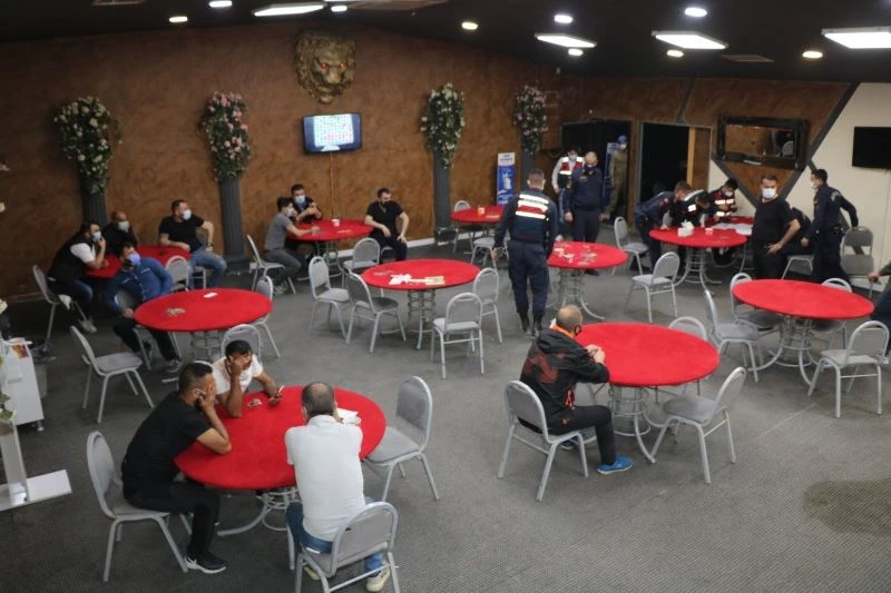 İçerde dip dibe kumar, kapıda dezenfektan: Jandarma bile şaşırdı
