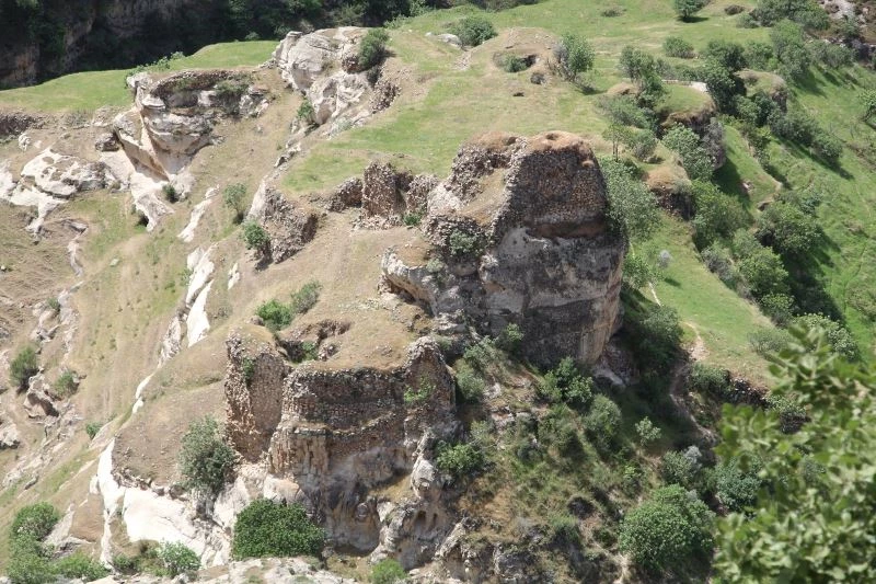 Define aradıkları tarihi kaleyi tahrip ettiler
