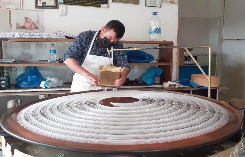 30 yıldır geleneksel yöntemle bakır tepside kadayıf üretiyor
