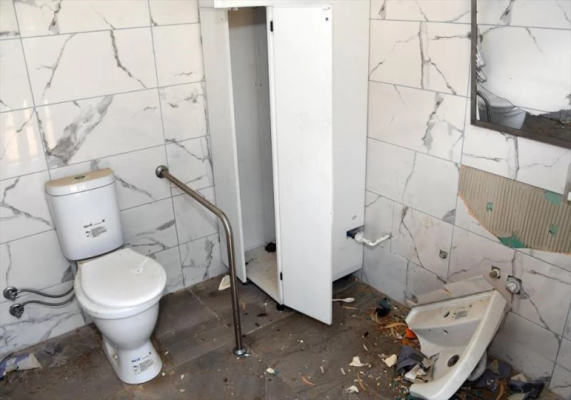 Mersin sahilindeki bazı belediye tesisleri tahrip edildi