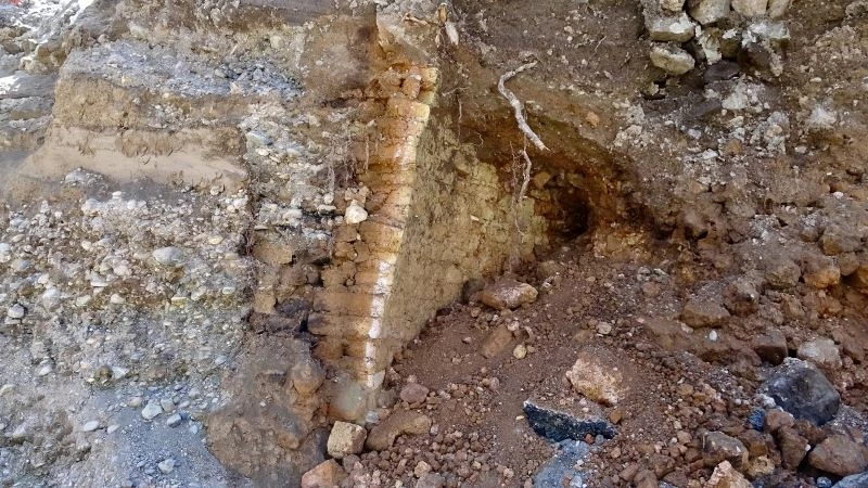 Ağrı’da yıkılan caminin altından buğday ambarı çıktı
