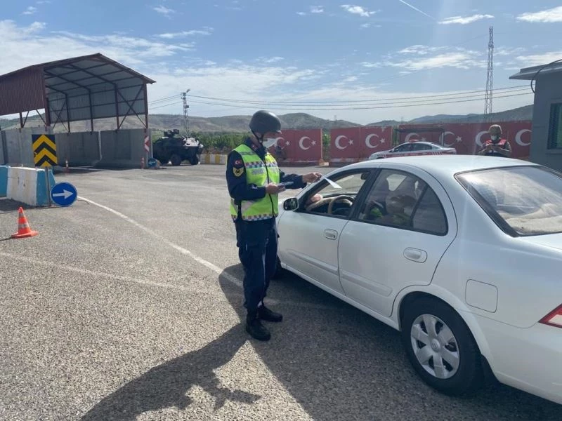 Gercüş’te jandarma, Karayolları Trafik Haftasını ’Evdeyim ama trafik kuralları aklımda’ sloganıyla kutladı
