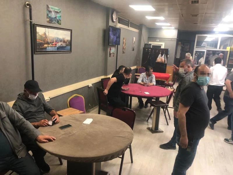 Tam kapanmada dernekte kumar partisine polis baskını
