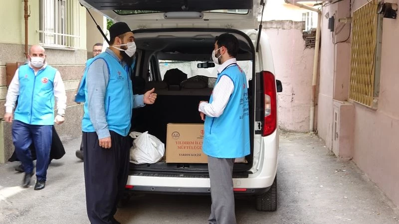 (Özel) İmamlar kapı kapı gezip ihtiyaç sahiplerine ulaşıyor
