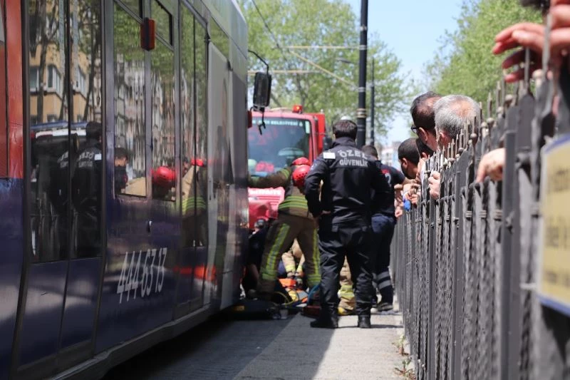 Yolun karşısına geçmek isterken tramvayın altında kaldı
