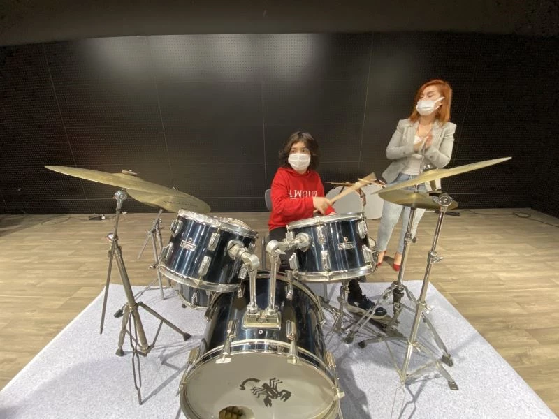 (ÖZEL)- Otizmli Fatma’nın tek hayali “Gripin” ile sahneye çıkmak
