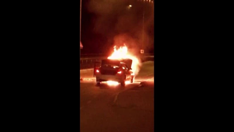 Ataşehir’de tam kapanmayı unutan vatandaşlar alev alev yanan lüks aracı film izler gibi izledi
