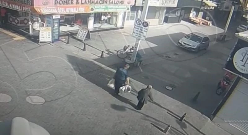 Poşetlerini taşımakta zorlanan yaşlı kadının yardımına polis memuru koştu
