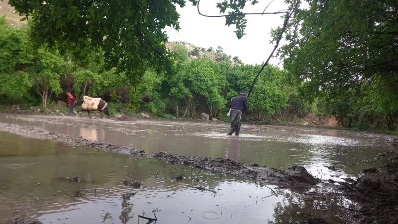 İlkel yöntemlerle çalışan çiftçiler iftar saatine kadar tarlalarını ekiyor
