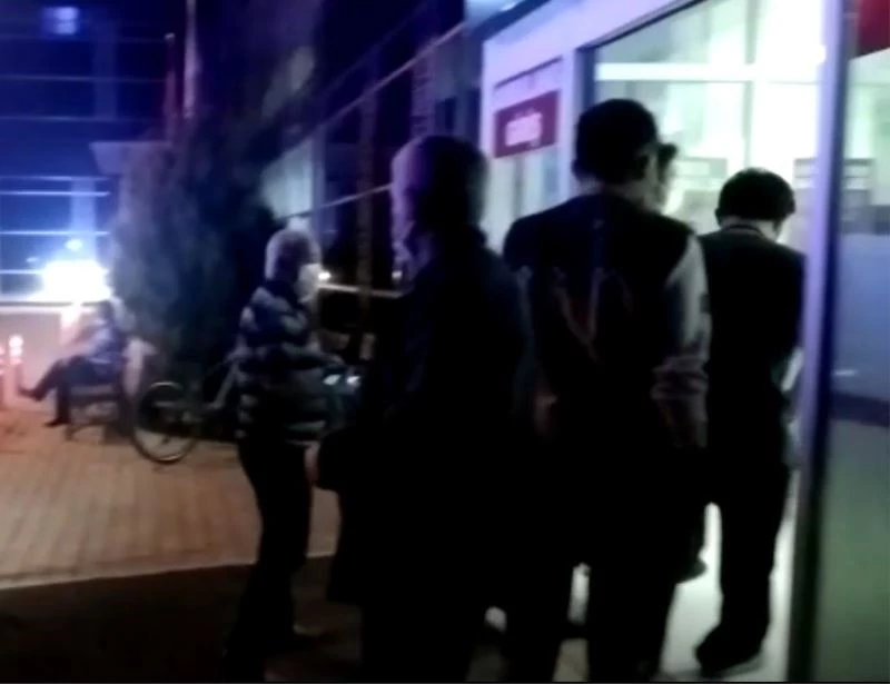 Tarla sürerken 10 yerinden arı soktu
