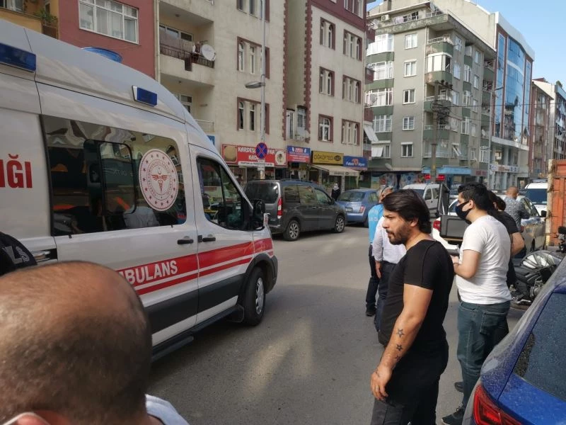 Topun peşinden caddeye koşan çocuğa motosiklet çarptı
