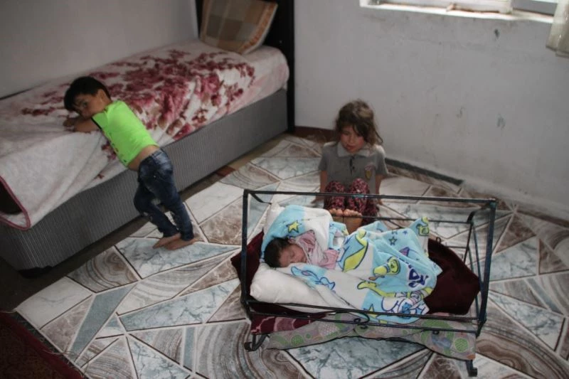 Kayınpederinin sokağa attığı gelin ve çocuklarına Malazgirt halkı yardım eli uzattı
