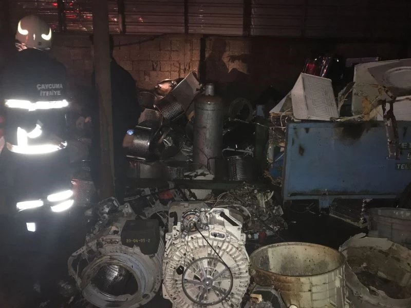 Hurdalıkta çıkan yangında alevler gökyüzüne yükseldi
