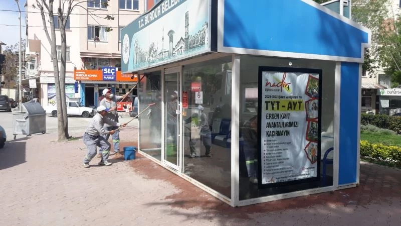 Burdur’da duraklar köpüklü su ile yıkandı
