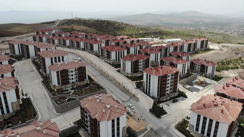 Anahtarlarını alan depremzedeler: 