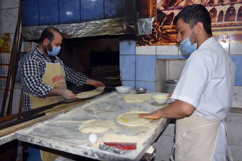 Siverek’te sahurun vazgeçilmezi yağlı ekmeğe rağbet sürüyor
