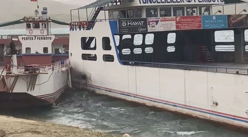Elazığ’da fırtına nedeniyle savrulan feribotlar çarpıştı
