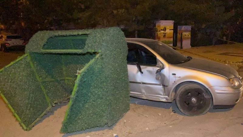 Otomobil önce elektrik panosuna sonra çöp konteynerine çarptı: 2 yaralı
