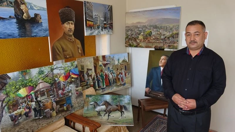 Evin bir odasında yaptığı tabloları sosyal medya üzerinden satıyor
