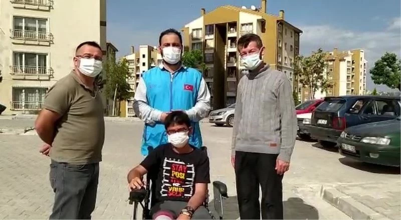 Eski tekerlekli sandalyeleri yenileyerek yeni sahipleriyle buluşturuyor
