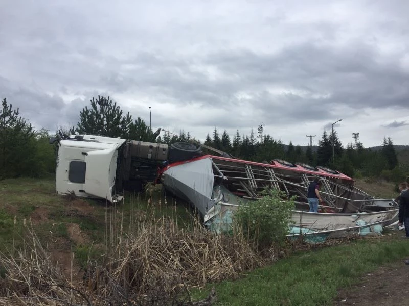 Ankara-İstanbul otobanında tır devrildi: 1 yaralı

