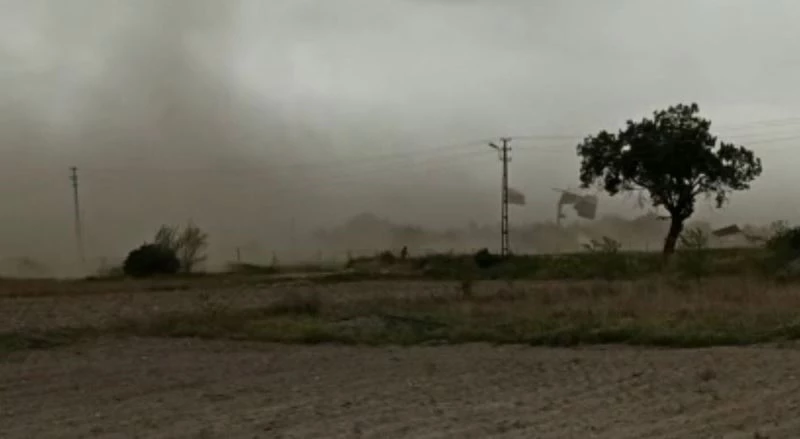 Fırtına toz bulutları oluşturdu, binaların çatı ve dış yalıtımını söktü
