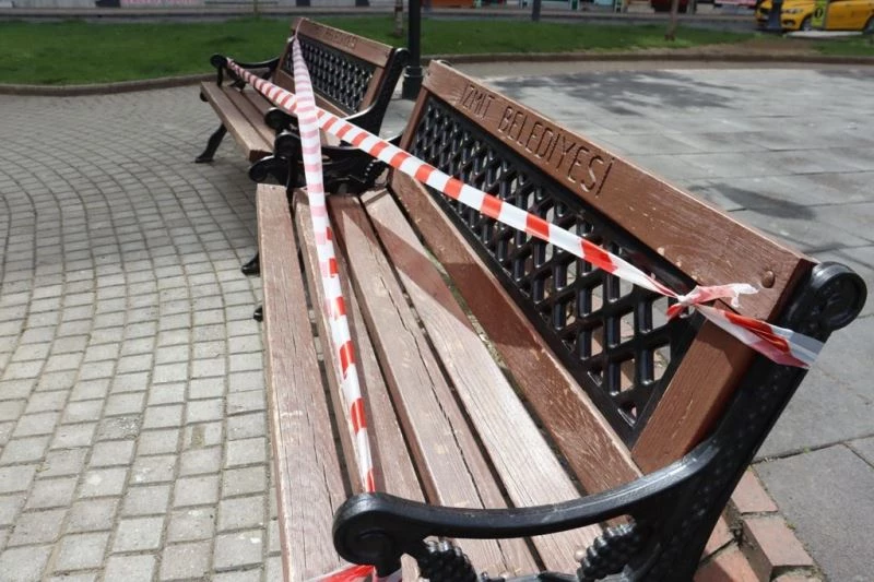 İzmit’te tüm sosyal alanlar şeritlerle kapatıldı
