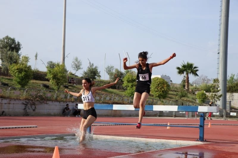 Sivaslı atletler yarışmadan 4 altın madalya ile döndü
