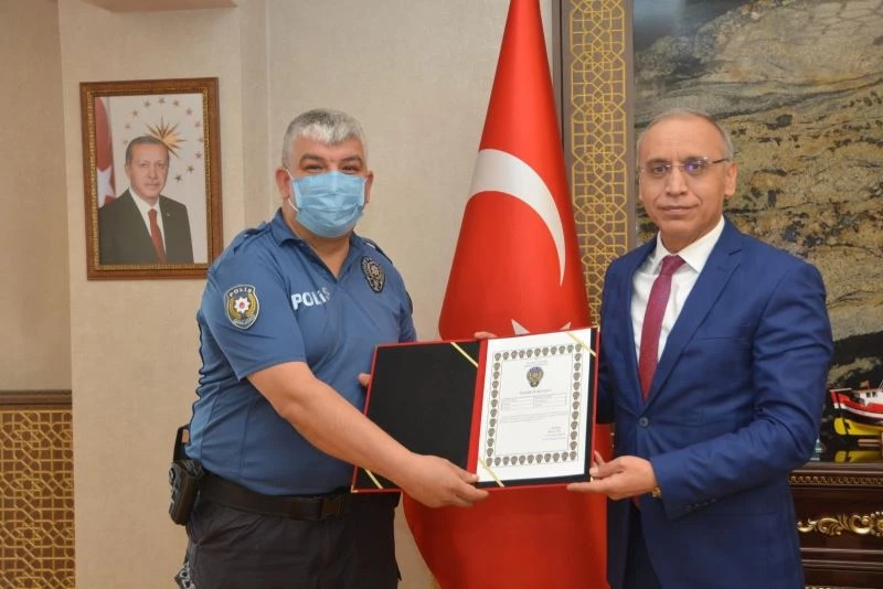 Yaşlı kadına yardım eden polis memuruna teşekkür belgesi
