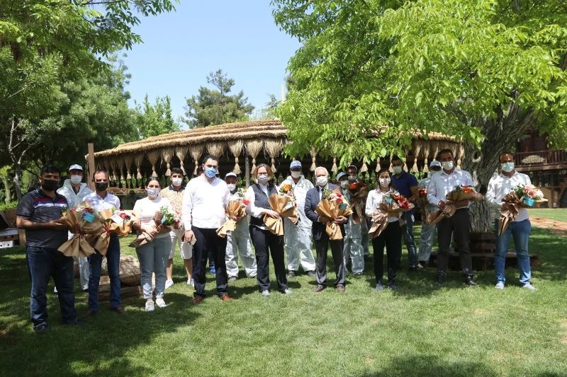 Fatma Şahin’den tam kapanmada çiçekçi esnafına destek
