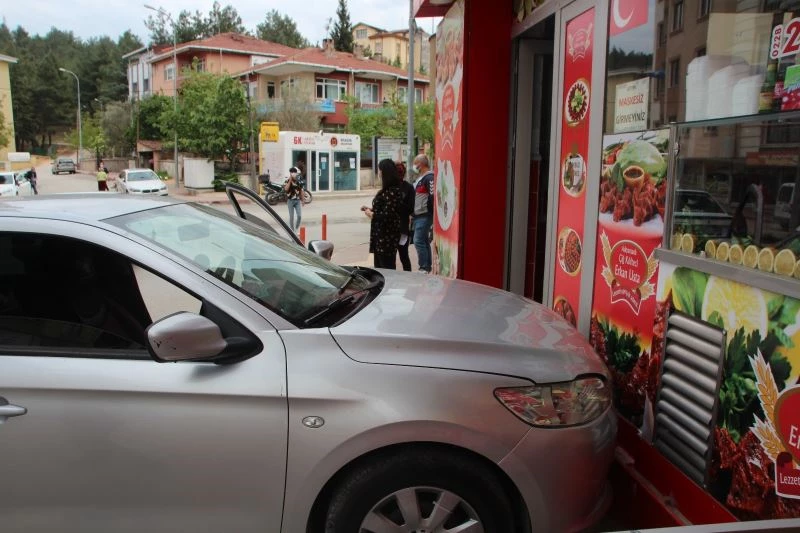 Yayaya çarparak kontrolden çıkan otomobil, az daha çiğköfteci dükkânına giriyordu
