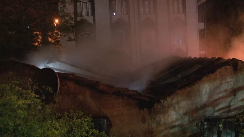 Beyoğlu’nda gecekonduda çıkan yangın geceyi aydınlattı
