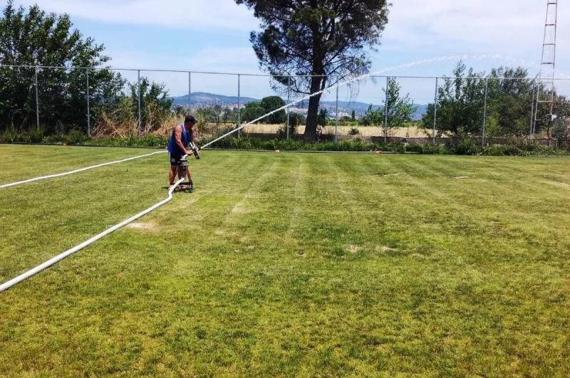 Yunusemre yeşil sahalarını genç sporcularına hazırlıyor
