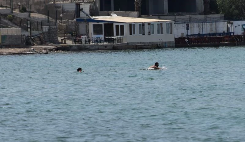 Kısıtlama dinlemediler, tenha yerlerde denizin keyfini yaşadılar
