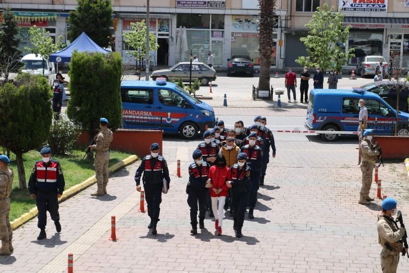 6 ilde piyasaya sahte parayı süren şebekeyi jandarma yakaladı
