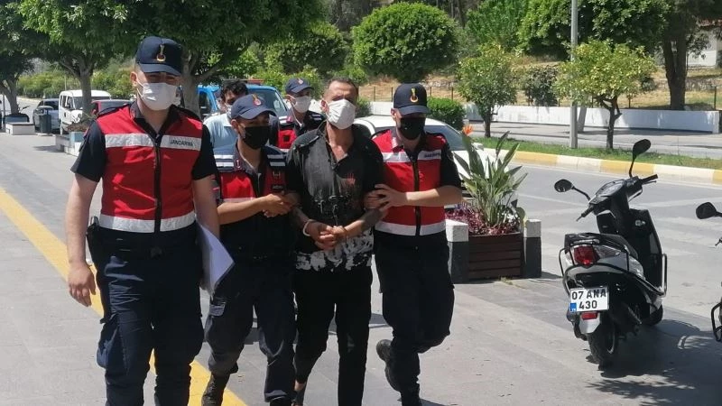 Darp ettikleri komşularını bıçaklayarak öldüren 2 şüpheli adliyede
