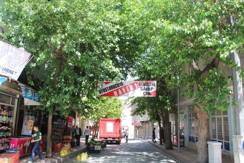 Mahallede uyuşturucu bağımlıları arttı, vatandaş çareyi pankart asmakta aradı
