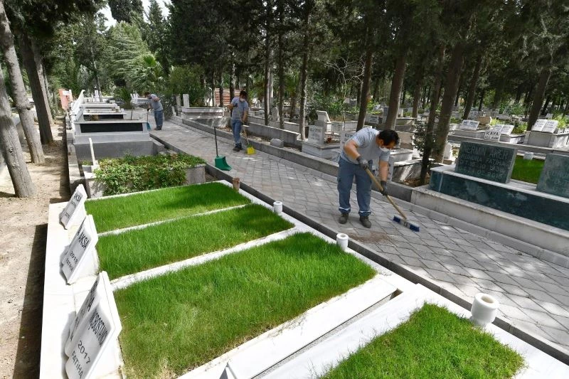 Mezarlıklar bayram sonrasına hazırlanıyor
