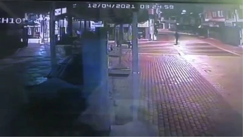 (Özel) Mağazanın camını taşla kıran hırsız, birisi görünce böyle kaçtı
