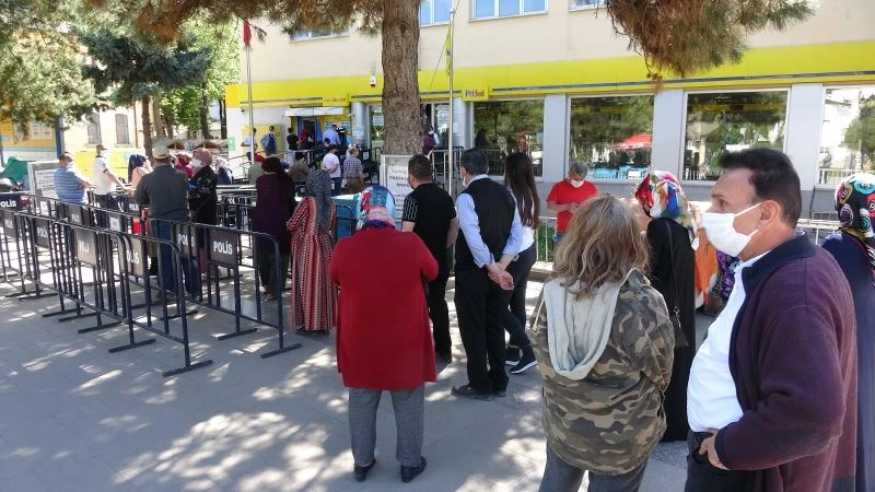 PTT önünde uzayan kuyrukta sosyal mesafe unutuldu
