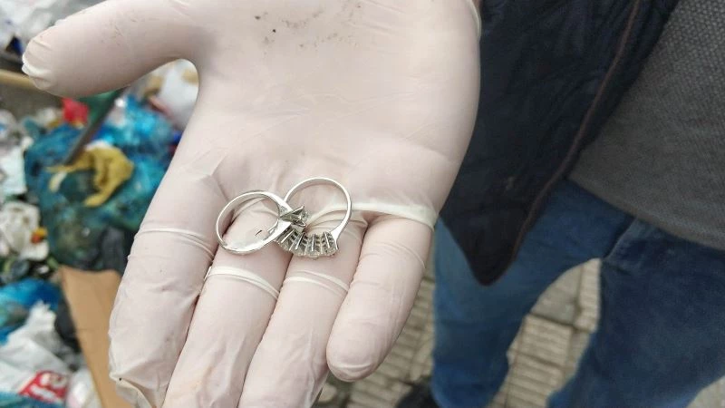 Çöpte pırlanta yüzükleri aradılar
