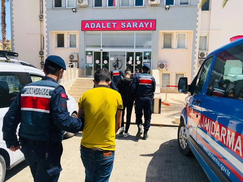 Kapı ve pencereleri kırarak evlere giren hırsızlar yakalandı
