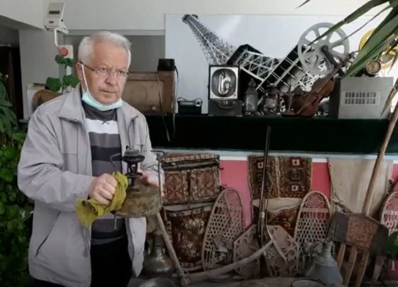 En büyük hayalini gerçekleştirip küçük bir sosyal yaşam müzesi kurdu
